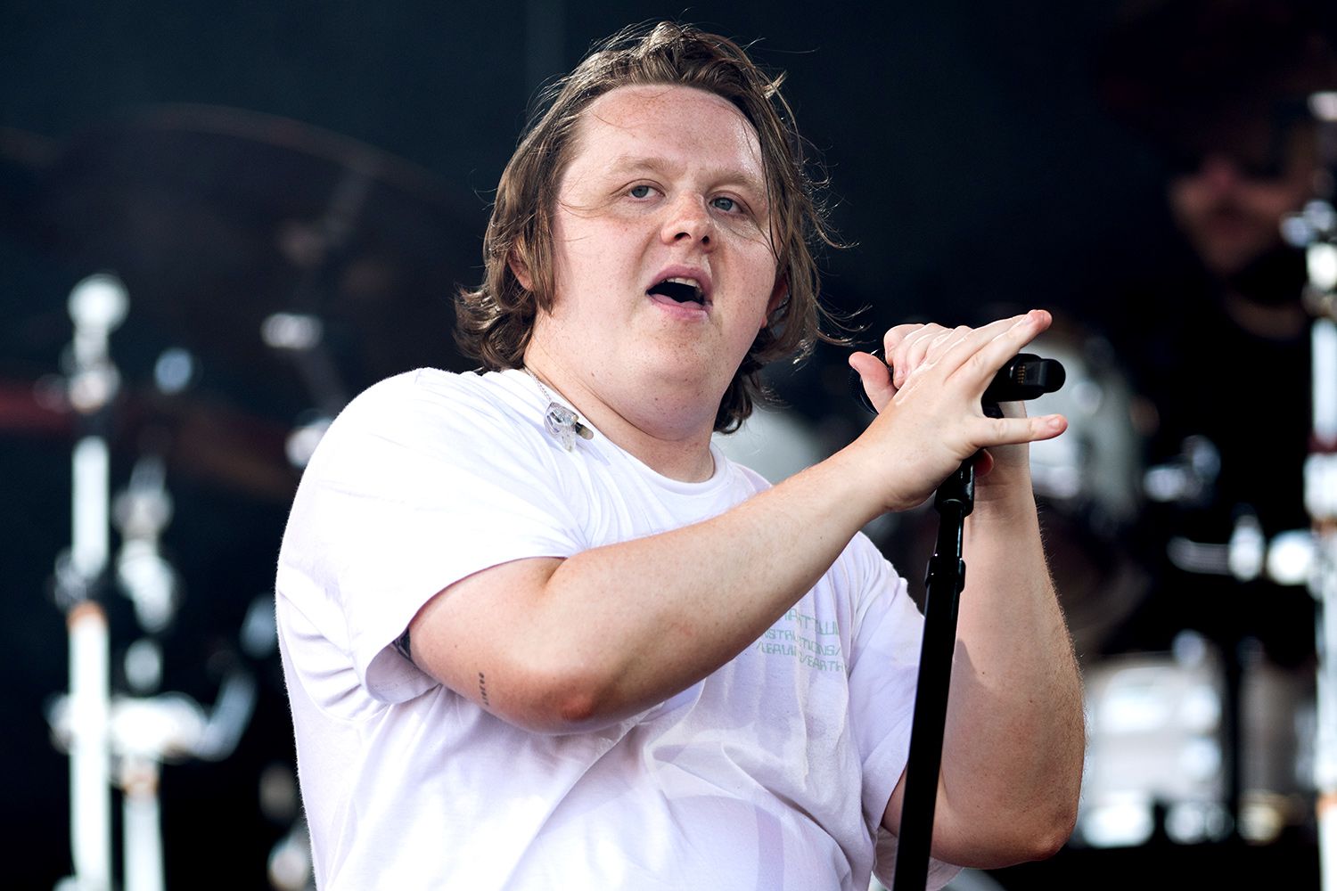 Lewis-Capaldi-Taking-Break-From-Touring-to-Get-Mental-and-Physical-Health-in-Order-062723-1-2a7c5942e3ac46cfb5948d00e3868ff4